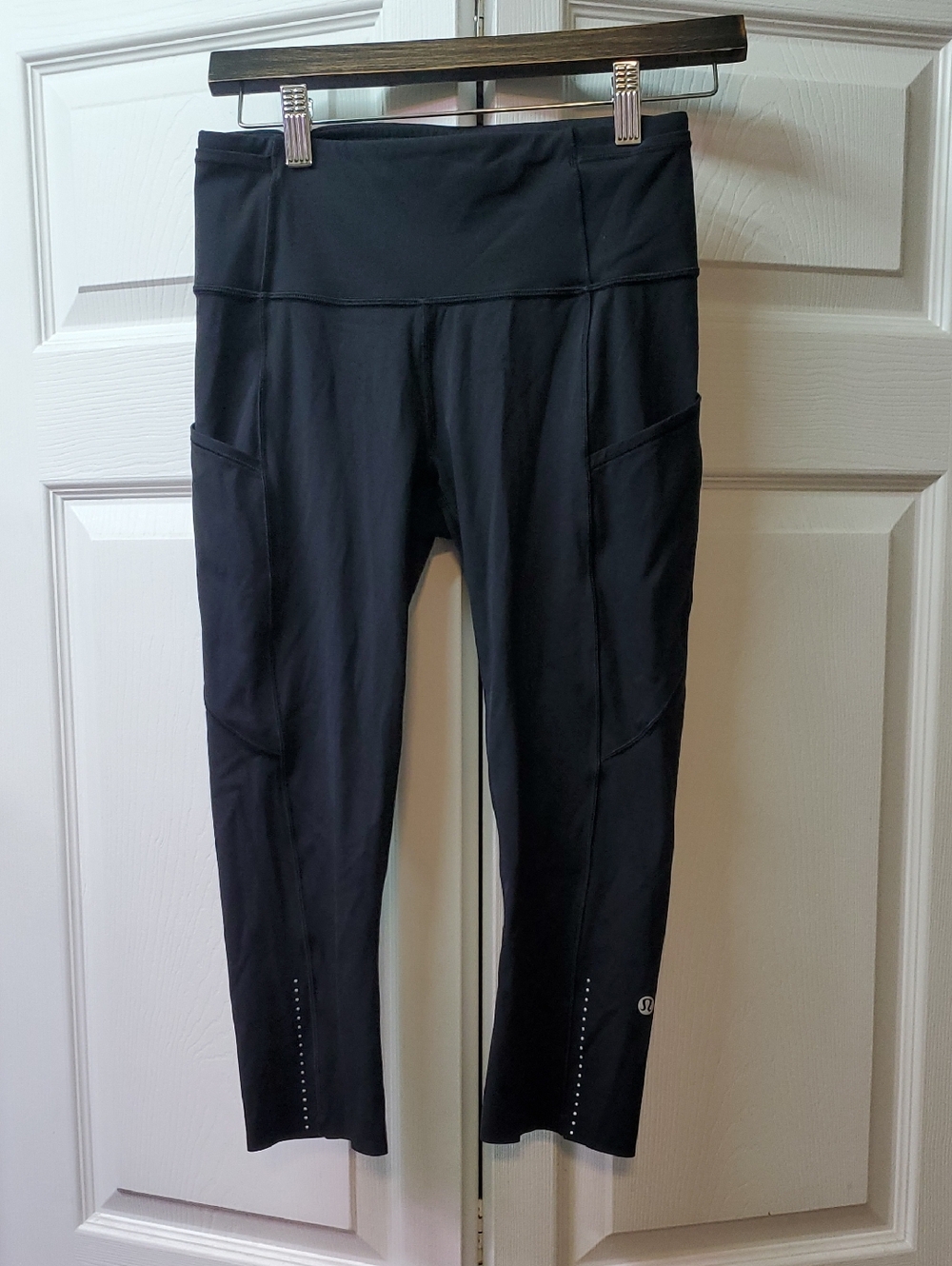 LULULEMON SIZE 6 Black Athletic Cropped Leggings with Side Pockets